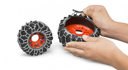 Bruder Claas Axion 950 met sneeuwkettingen en ploegblad