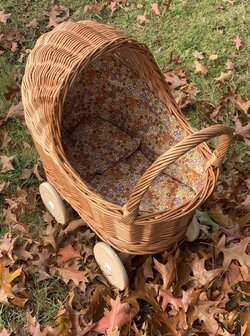 Rieten poppenwagen met kap little flowers
