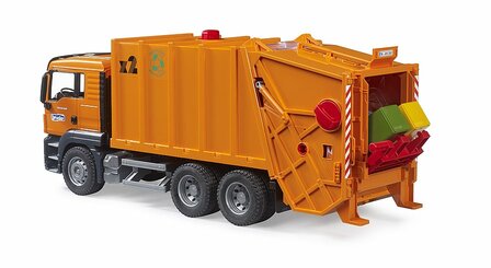 Bruder MAN TGS M&uuml;llwagen 1:16 mit Kippmechanik orange 63,5 cm