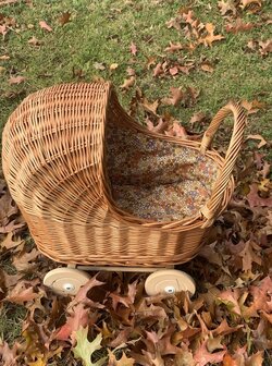 Rieten poppenwagen met kap little flowers