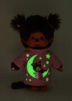 Monchhichi M&auml;dchen 20 cm mit Leuchteffekt im Dunkeln, rosa Nachthemd