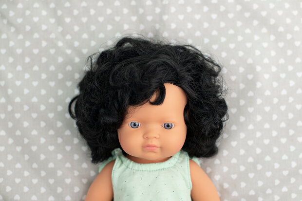 Miniland Puppe europäisches Mädchen mit schwarzem Haar 38cm