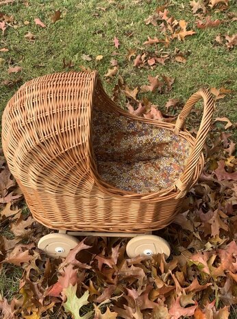 Rieten poppenwagen met kap little flowers