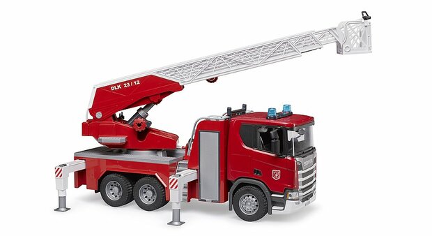 Scania Super 560R Feuerwehr mit Drehleiter, Licht & Sound 1:16