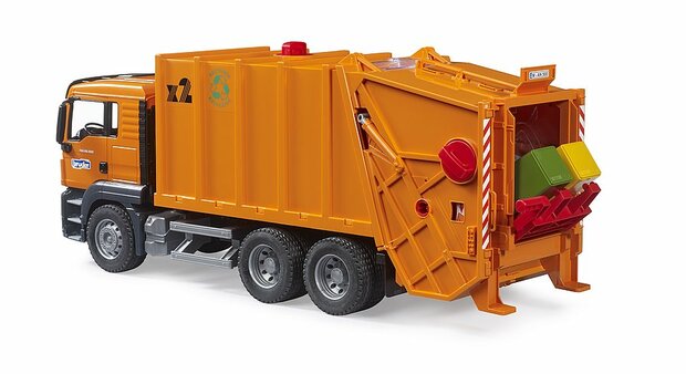 Bruder MAN TGS M&uuml;llwagen 1:16 mit Kippmechanik orange 63,5 cm