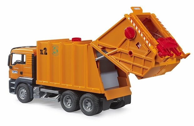 Bruder MAN TGS M&uuml;llwagen 1:16 mit Kippmechanik orange 63,5 cm