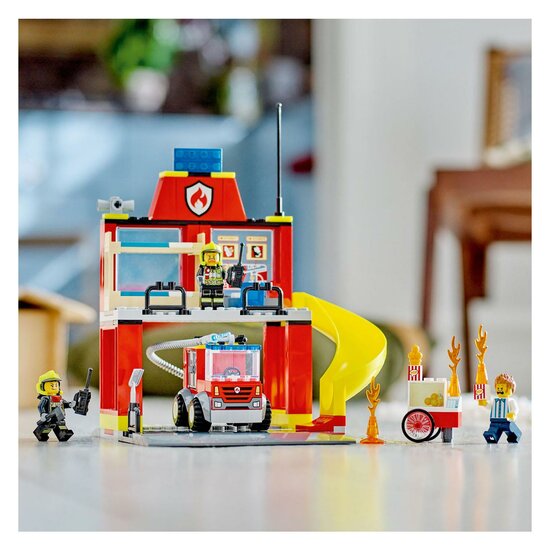 LEGO City 60375 Die Feuerwache und das Feuerwehrauto