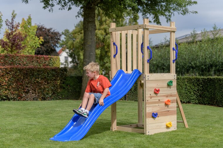 Holzspielplatz Mari Klein mit apfelgr&uuml;ner Rutsche