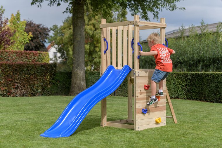 Holzspielplatz Mari Klein mit apfelgr&uuml;ner Rutsche