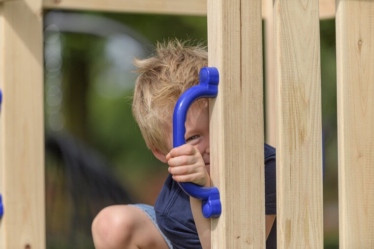 Noa Spielplatz aus Holz mit anthrazitfarbener Rutsche