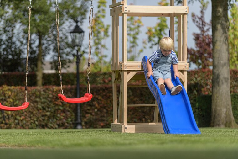 Noa Spielplatz aus Holz mit gr&uuml;ner Rutsche