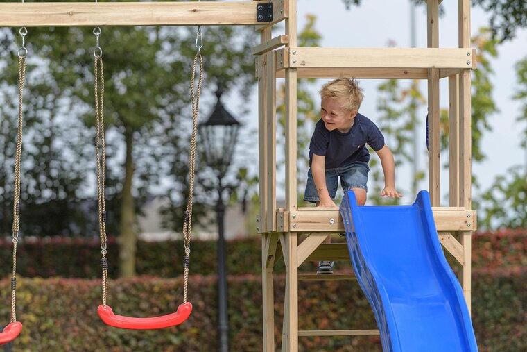 Noa Spielplatz aus Holz mit gr&uuml;ner Rutsche