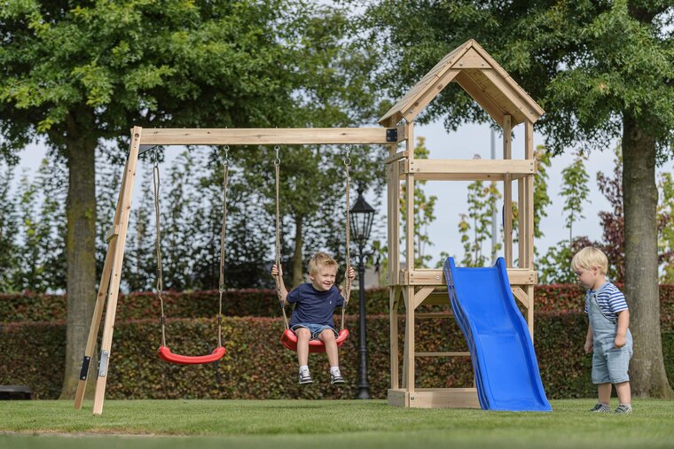 Noa Spielplatz aus Holz mit gr&uuml;ner Rutsche