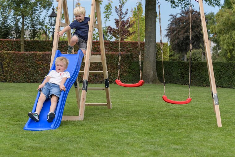 Holzspielplatz Ava mit blauer Rutsche