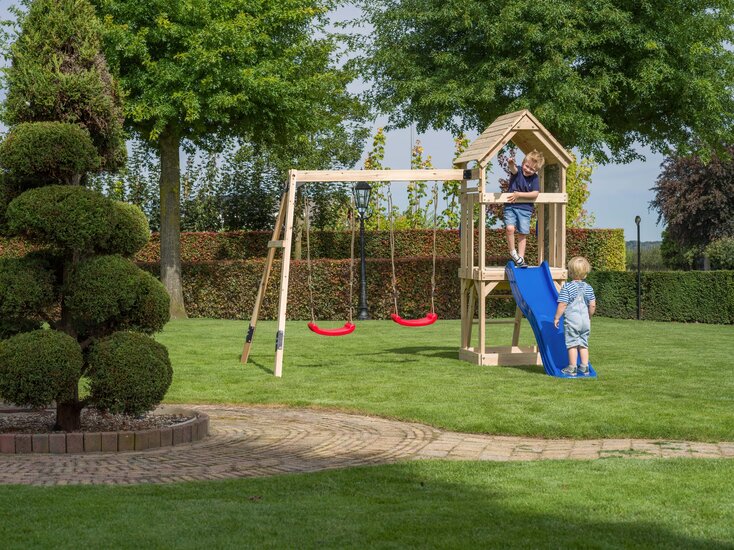 Hölzerner Noa Spielplatz mit roter Rutsche
