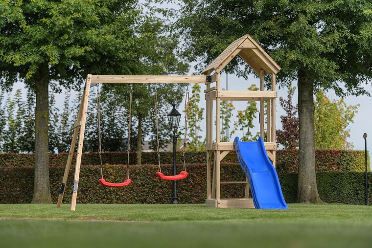 Hölzerner Noa Spielplatz mit apfelgrüner Rutsche