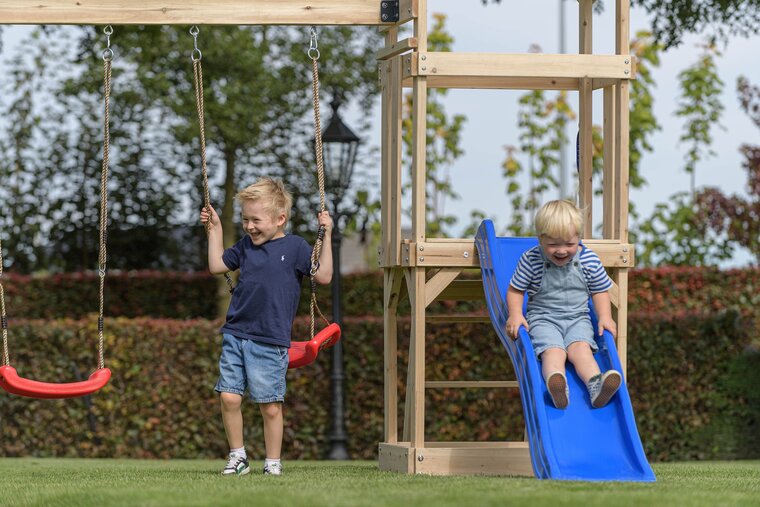 Hölzerner Noa Spielplatz mit apfelgrüner Rutsche