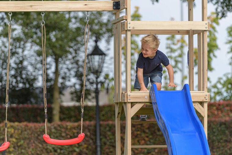 Hölzerner Noa Spielplatz mit apfelgrüner Rutsche