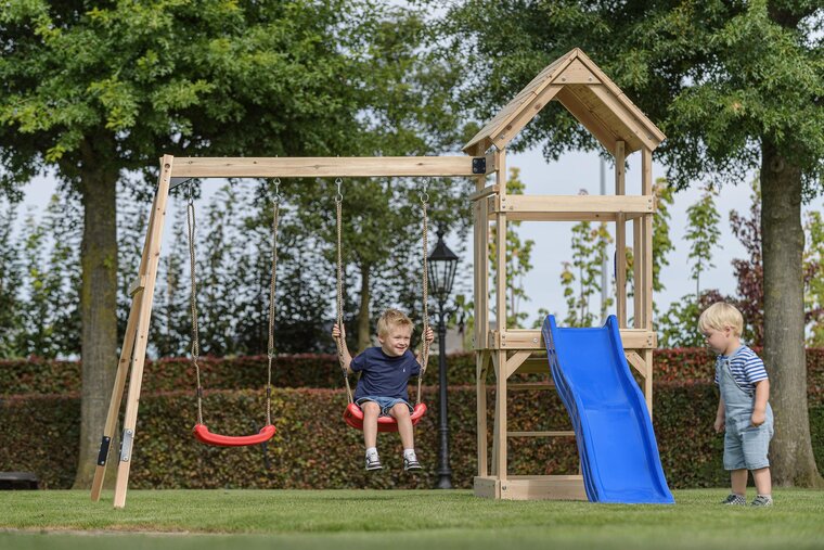 Hölzerner Noa Spielplatz mit apfelgrüner Rutsche