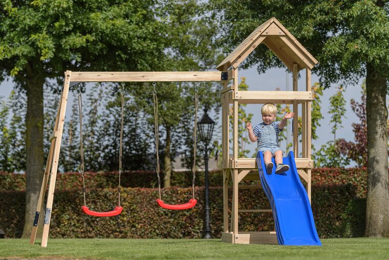 Hölzerner Noa Spielplatz mit apfelgrüner Rutsche
