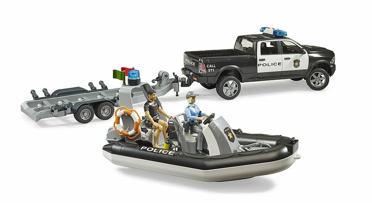 Bruder RAM 2500 Polizei-Truck mit Boot, Anh&auml;nger &amp; 2 Figuren 1:16