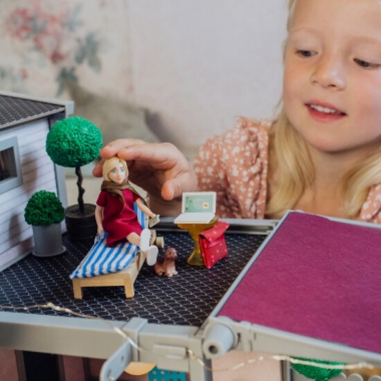 Lundby poppenhuispop vrouw met laptop, tas en telefoon (1:18)