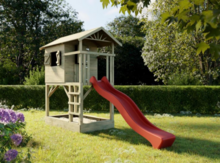 Holzspielhaus Baumh&uuml;tte mit Sandkasten und roter Rutsche - Prestige Garden