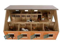 Kids Globe Set Holz-Pferdestall mit 7 Boxen + Grasmatte 1:24