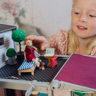Lundby poppenhuispop vrouw met laptop, tas en telefoon (1:18)