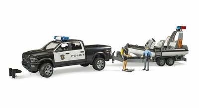 Bruder RAM 2500 politietruck met boot + trailer + 2 figuurtjes